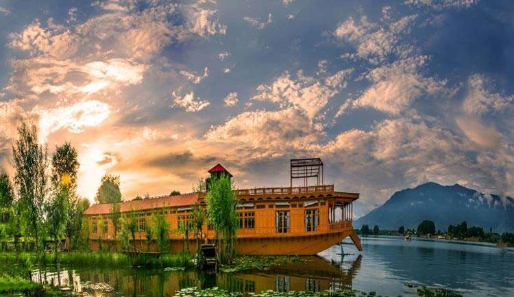 houseboat-dal-lake-in-kashmir